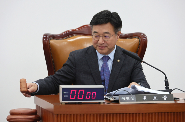 28일 국회에서 열린 헌법재판소장(이종석) 임명동의에 관한 인사청문특별위원회 전체회의에서 윤호중 위원장이 의사봉을 두드리고 있다. 연합뉴스