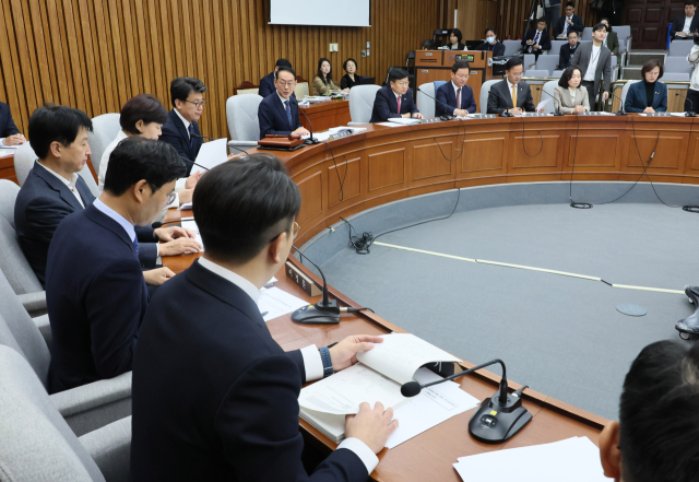 28일 국회에서 열린 대법원장(조희대) 임명동의에 관한 인사청문특별위원회 전체회의에서 김도읍 위원장이 발언하고 있다. 연합뉴스