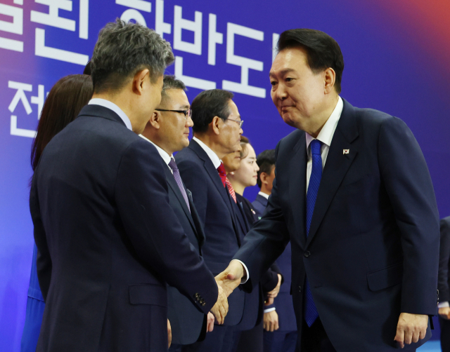 윤석열 대통령이 28일 경기 고양시 킨텍스에서 열린 제21기 민주평화통일자문회의 전체회의에서 참석자들과 인사하고 있다. 연합뉴스