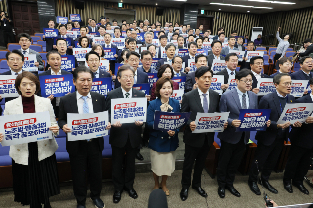 ‘암컷’ 발언에 설전…민주당 단톡방 폭파 뒤 새 출발