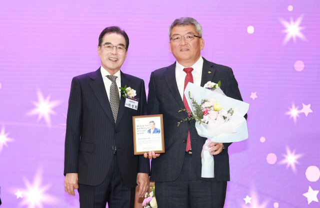 김학동 예천군수(오른쪽)가 귀농활성화 선도인상을 수상하고 기념촬영을 하고 있다. 예천군 제공