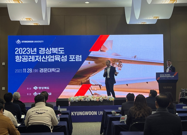 지난 28일 열린 포럼에서 오스트리아 경량항공기 엔진 제작사 로텍스사의 마커 베커 부사장이 경운대 항공운항학과 학생 등 참석자들의 질문에 대답하고 있다. 경운대 제공