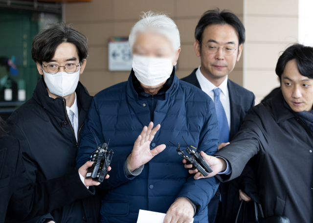 이태원 참사가 일어난 호텔 주변에 불법 구조물을 세우고 도로를 허가없이 점용한 혐의로 불구속 기소된 해밀톤호텔 대표 이모 씨가 29일 오전 선고 공판을 마친 후 서울서부지방법원을 나서고 있다. 이날 서울서부지법 형사4단독은 이모 씨에 대해 벌금 800만원을 선고했다. 연합뉴스