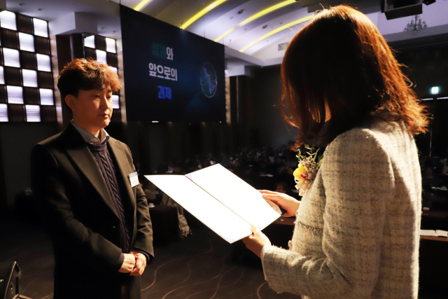 케이메디허브는 김성곤 전임상센터 선임연구원이 유전자변형생물체(LMO) 안전관리에 관한 노력을 인정받아 과학기술정보통신부 장관 표창을 받았다. 케이메디허브 제공.