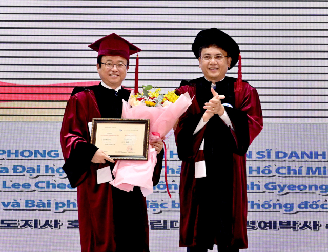 이철우(왼쪽) 경북도지사가 지난 28일 베트남 호찌민국립대에서 세계평화와 베트남 발전에 기여한 공로를 인정받아 호찌민국립대로부터 명예박사 학위 받고 응우웬 민 땀 대학부총장과 기념촬영을 하고 있다. 경북도 제공