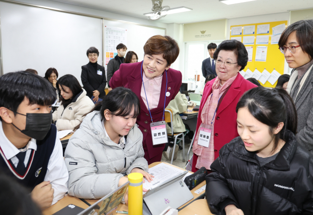 29일 오전 국가교육위원회 이배용 위원장 등 위원 11명이 IB 월드스쿨인 경북대학교사범대학부설고등학교를 방문해 수업을 참관했다. 대구시교육청 제공