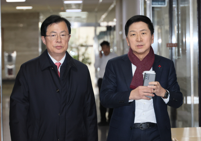 국민의힘 김기현 대표와 이만희 사무총장이 29일 오후 국회 당대표실로 들어서고 있다. 연합뉴스