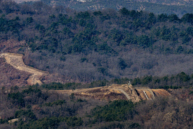 북한이 9·19 남북군사합의로 파괴하거나 철수한 비무장지대(DMZ) 내 최전방 감시초소(GP) 복원 작업에 들어간 가운데 28일 경기도 연천군에서 DMZ 남방한계선 철책 너머 일대가 적막하다. 남북은 2018년 9·19 남북군사합의를 통해 GP 시범 철수를 이행했으나, 북한은 지난 23일 합의 파기를 선언했다. 연합뉴스