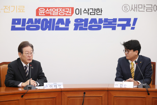 더불어민주당 이재명 대표가 29일 국회 당 대표실을 찾은 정의당 김준우 비대위원장과 만나 인사말을 하고 있다. 연합뉴스