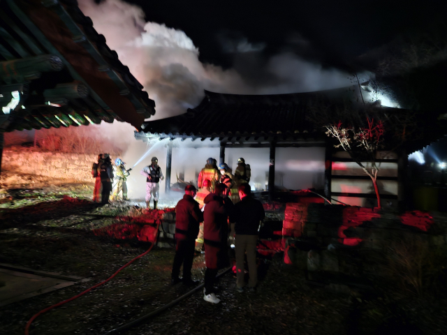 29일 오후 화재가 발생한 경기도 안성시 죽산면 칠장리 칠장사 내 요사채(승려들이 거처하는 장소)에서 소방대원들이 화재를 진압하고 있다. 조계종 관계자는 이날 연합뉴스와의 통화에서