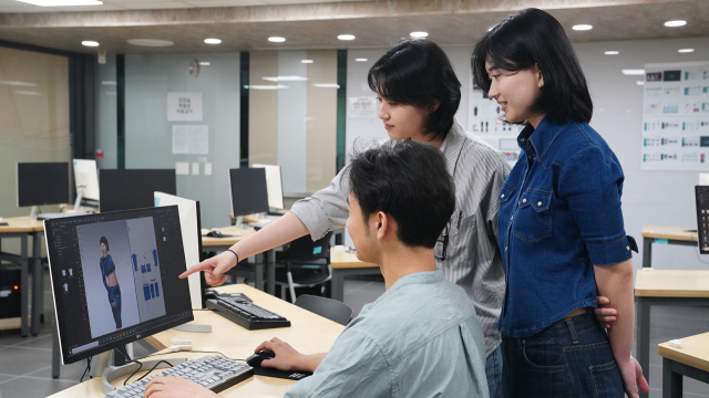 영남이공대 패션디자인실습실에서 학생들이 과제를 하고 있는 모습. 영남이공대학교 제공