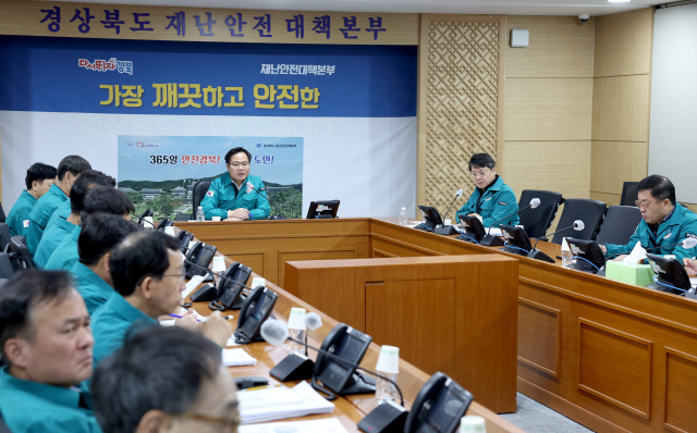경주에서 지진이 발생해 경북도 관계자들이 상황판단회의를 하고 있다. 경북도 제공