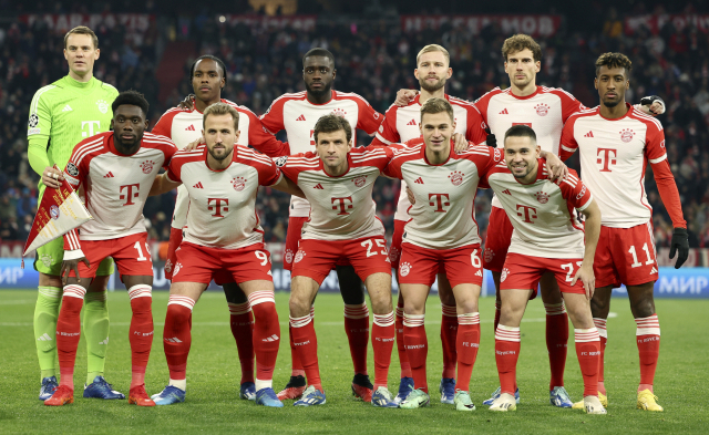 Jogadores do Bayern de Munique tiram uma foto de lembrança antes do início da quinta partida em casa do Grupo A da Liga dos Campeões 2023-2024, na Allianz Arena, em Munique, na Alemanha, no dia 30. O rosto de Kim Min-jae, que sempre jogou como jogador inicial, não é visível.  Notícias Yonhap