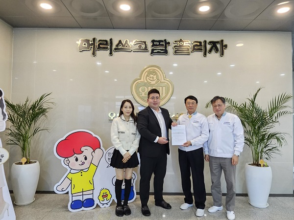 왼쪽부터 과민반응 책임연구원 박다희, 과민반응 대표이사 김경도, 오뚜기냉동식품 대표이사 이춘원, 영업총괄 상무이사 양규철. 과민반응 제공