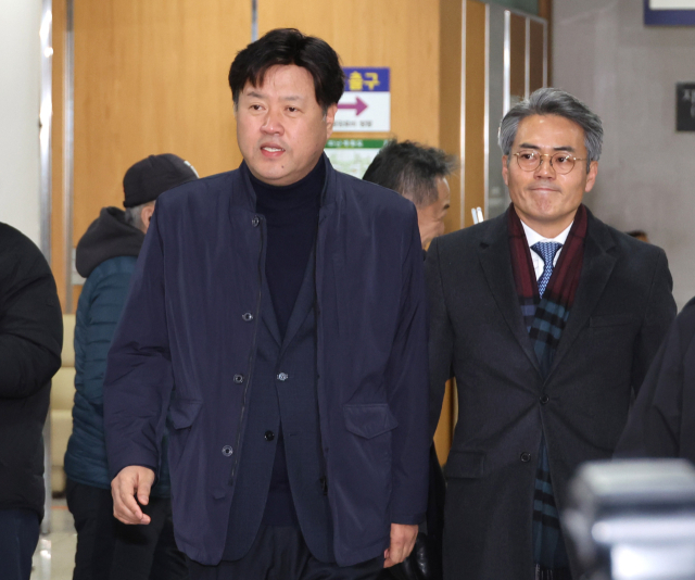 대장동 민간업자들에게서 불법 정치자금과 뇌물을 받은 혐의로 기소된 김용 전 민주연구원 부원장이 30일 오후 서울 서초동 서울중앙지법에서 열린 1심 선고 공판에 출석하고 있다. 연합뉴스