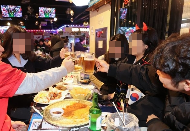 연말연시 과음을 피하기 위해서는 절주를 비롯해 일상적 관리가 중요하다. 사진은 연합뉴스