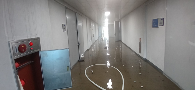 30일 오전 포항시 북구 흥해읍 포항지식산업센터에서 발생한 화재를 소방대원들이 진화하고 있다. 포항북부소방서 제공.