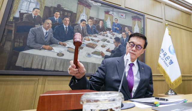 이창용 한국은행 총재가 지난달 30일 서울 중구 한국은행에서 열린 금융통화위원회 통화정책방향 결정회의에서 의사봉을 두드리고 있다. 연합뉴스