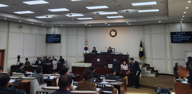 30일 대구 수성구의회 본회의에서 진행된 A씨에 대한 운영위원 보임 찬반 투표결과, 총 투표 수 21표 가운데 찬성 15표, 반대 6표로 A씨가 운영위 부위원장직에 선출됐다. 김지수 기자