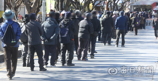 지난해 11월 30일 대구 아침 최저기온이 -2.2℃ 까지 내려가 찬바람 속에 추운날씨를 보인 두류공원