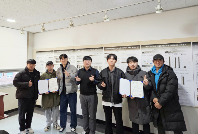 금오공대 고성능구조재료연구실 학생들 김우석(왼쪽 네번째) 지도교수와 기념촬영을 하고 있다. 금오공대 제공