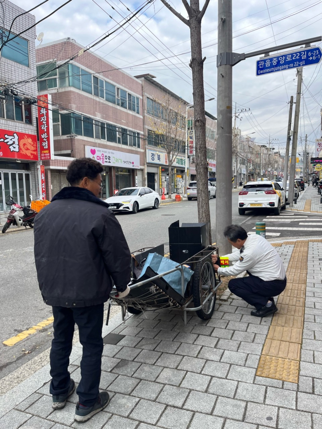 대구 강북경찰서는 지난 27일부터 4일간 지역 고물상을 방문해 파지 수거를 하는 어르신들을 대상으로 교통사고 예방활동을 펼쳤다. 대구 강북경찰서 제공