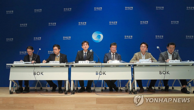 30일 서울 중구 한국은행에서 경제전망 설명회가 열리고 있다. 왼쪽부터 박경훈 모형전망팀장, 김민식 조사총괄팀장, 최창호 조사국장, 김웅 부총재보, 박창현 물가동향팀장, 윤용준 국제무역팀장. 연합뉴스