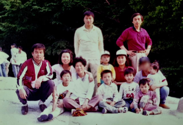 가족들과 즐거운 한 때(왼쪽 두 번째가 필자, 네 번째가 어머니 고(故) 배달선 씨). 우남희 제공