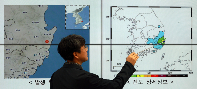 30일 오전 4시 55분께 경북 경주시 동남동쪽 19㎞ 지점(경주시 문무대왕면)에서 규모 4.0 지진이 발생했다. 이날 오전 서울 동작구 기상청에서 이원길 통보관이 지진 관련 정보를 살펴보고 있다. 연합뉴스