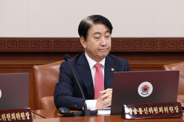 이동관 방송통신위원장이 1일 노란봉투법과 방송3법에 대한 재의요구안 등을 처리하기 위해 정부서울청사에서 열린 임시국무회의에 참석해 있다. 연합뉴스