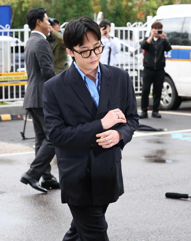마약 투약 혐의를 받는 가수 지드래곤(권지용)이 6일 오후 피의자 신분으로 소환 조사받기 위해 인천경찰청 마약범죄수사계 사무실이 있는 인천 논현경찰서로 출석하고 있다. 연합뉴스