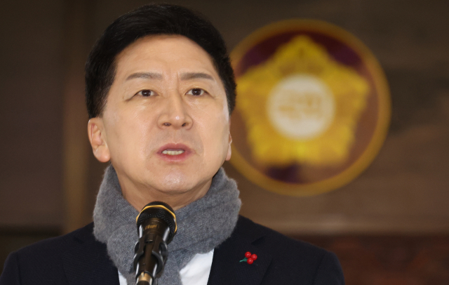 1일 국회 본회의장 앞에서 열린 국민의힘 비상 의원총회에서 김기현 대표가 발언하고 있다. 연합뉴스