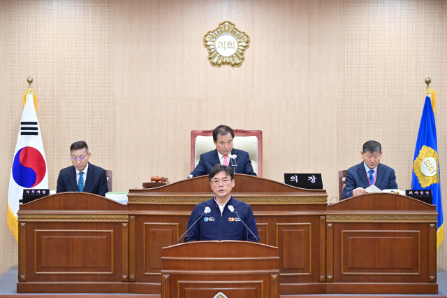 1일 청송군의회 정례회에 참석한 윤경희 청송군수가 내년도 예산안 제출에 따른 군정 운영 방향을 발표하고 있다. 청송군 제공