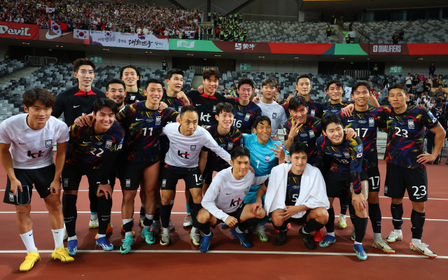 지난달 21일 중국 선전 유니버시아드 스포츠센터에서 열린 2026 북중미 월드컵 아시아 2차 예선 한국과 중국의 경기에서 한국이 3-0 완승을 거뒀다. 경기 종료 뒤 대표팀 선수들이 기념촬영을 하고 있다. 연합뉴스