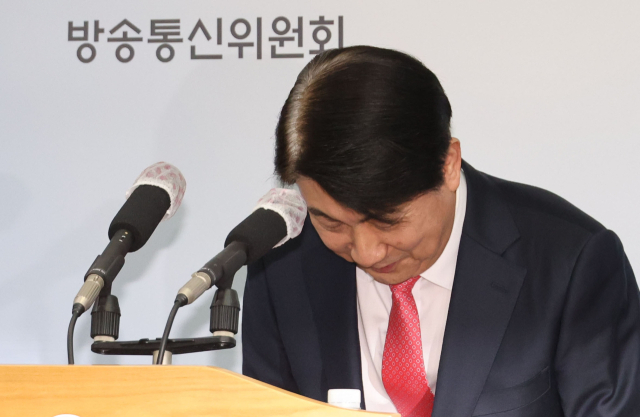 국회의 탄핵안 처리를 앞두고 사퇴한 이동관 방송통신위원장이 1일 오후 정부과천청사 내 방송통신위원회에서 열린 사퇴 기자회견에서 인사하고 있다. 연합뉴스