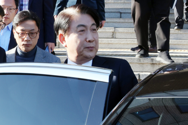 국회의 탄핵안 처리를 앞두고 취임 95일 만에 사퇴한 이동관 방송통신위원장이 지난 1일 정부과천청사 내 방송통신위원회에서 나와 차에 타고 있다. 연합뉴스