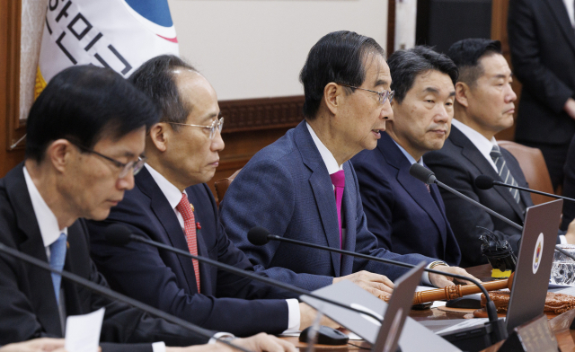 한덕수 국무총리가 1일 노란봉투법과 방송3법에 대한 재의요구안 등을 처리하기 위해 정부서울청사에서 열린 임시국무회의에 참석해 발언하고 있다. 연합뉴스
