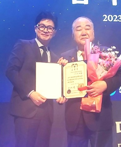 이재업 (사)의성군위청송범죄피해자지원센터 이사장이 한동훈 법무부 장관으로부터 범죄 피해자 지원보호 유공자 대통령 표창을 전수받고 있다. (사)의성군위청송범죄피해자지원센터 제공
