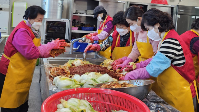 안동시여성자원봉사회 김장나누기 봉사활동에 김형동 의원 부인 이성화, 권기창 시장 부인 황순녀 여사가 참여해 김치를 버무리고 있다. 안동시 제공