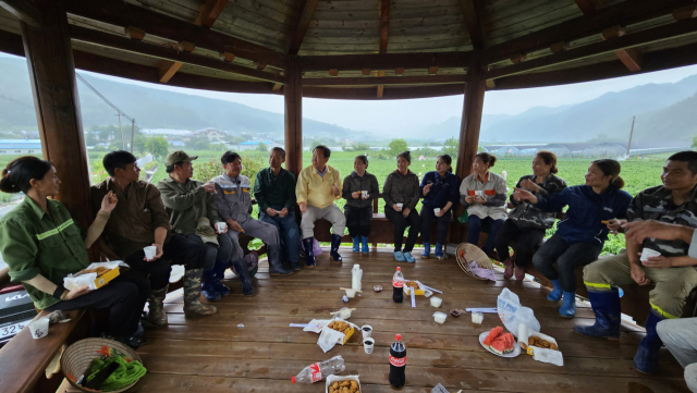농가를 방문한 박현국 봉화군수가 외국인 계절근로자들과 함께 기념 사진을 촬영했다. 봉화군 제공
