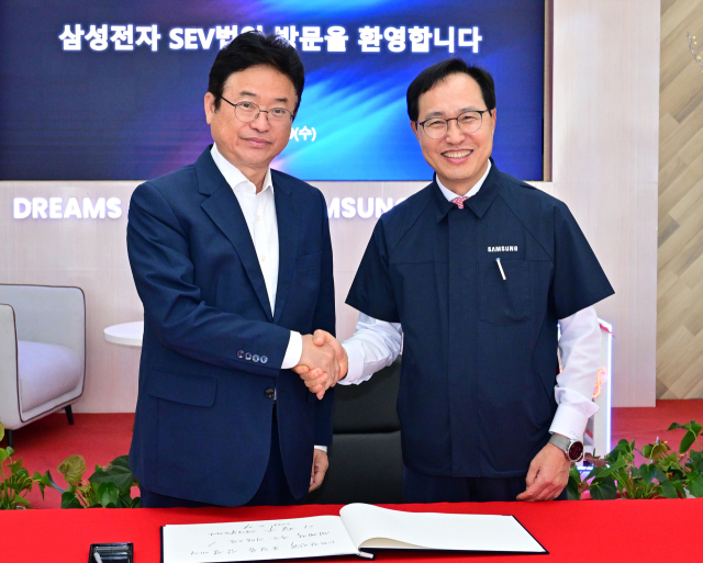 이철우 경북도지사가 이끄는 경북도 대표단이 지난달 29일 베트남 박닌성에서 삼성전자 박닌 공장에 방문했다. 경북도 제공