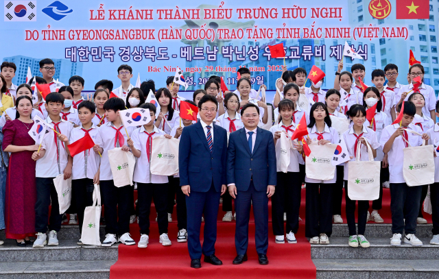 이철우 경북도지사가 이끄는 경북도 대표단이 지난달 29일 베트남 박닌성 국제우호공원에서 우호교류비 제막식에 참석했다. 경북도 제공