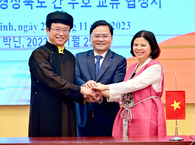 이철우(사진 왼쪽) 경북도지사가 이끄는 경북도 대표단이 지난달 29일 베트남 박닌성 응우옌 안 뚜언(가운데) 당서기, 응우옌 흐엉 지앙 인민위원회 위원장과 우호교류 MOU를 맺었다. 경북도 제공