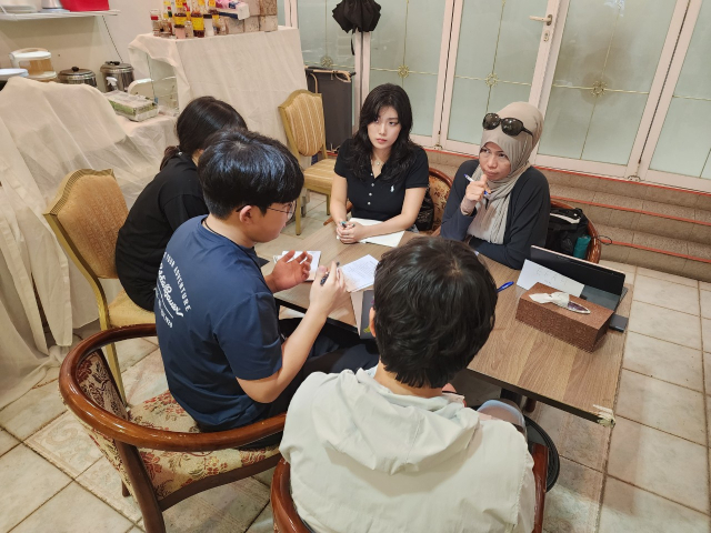 싱가포르를 방문한 경북교육청 융합인재 창의 아이디어 밋업 참가학생들이 싱가포르국립대학과 난양이공대학교 교수들과 소통하며 자신들의 아이템에 대한 멘토링을 받고 있다. 싱가포르에서 김영진 기자