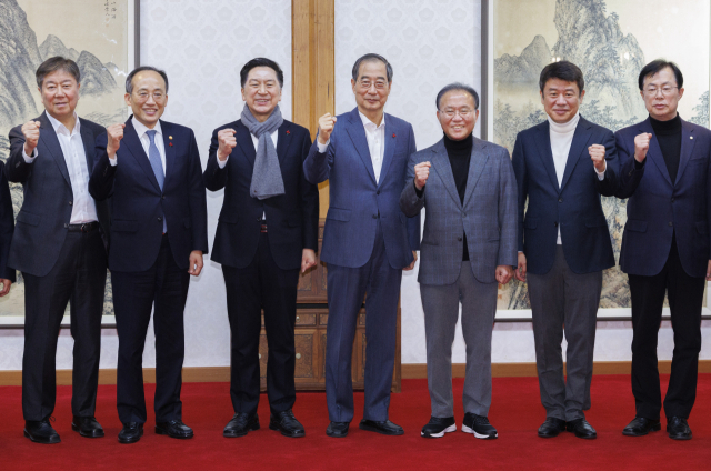 3일 오후 서울 종로구 삼청동 총리 공관에서 열린 고위 당·정·대 협의회에서 참석자들이 기념 촬영을 하다 파이팅을 외치고 있다. 김대기 대통령 비서실장, 추경호 부총리, 국민의힘 김기현 대표, 한덕수 총리, 국민의힘 윤재옥 원내대표, 유의동 정책위의장, 이만희 사무총장. 연합뉴스