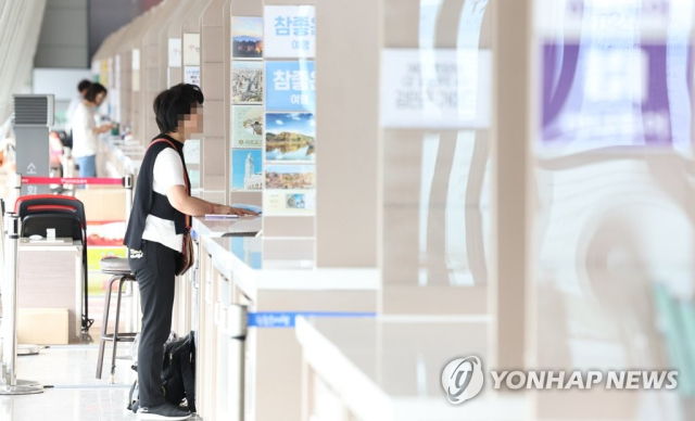 지난 4월 24일 오후 인천국제공항 제1여객터미널 출국장에 설치된 여행사 부스에서 한 직원이 고객들을 안내하고 있다. 연합뉴스