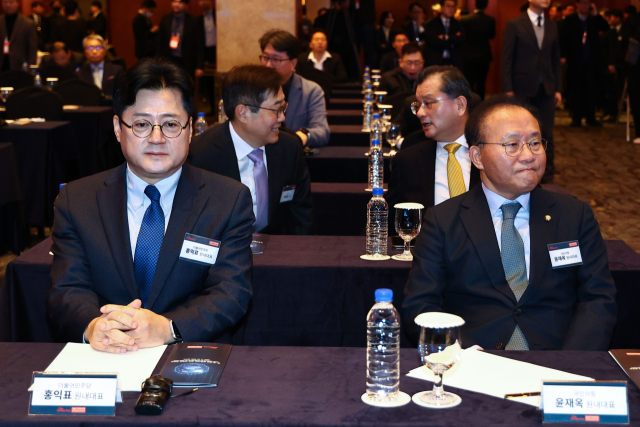 국민의힘 윤재옥 원내대표(오른쪽)와 더불어민주당 홍익표 원내대표. 연합뉴스