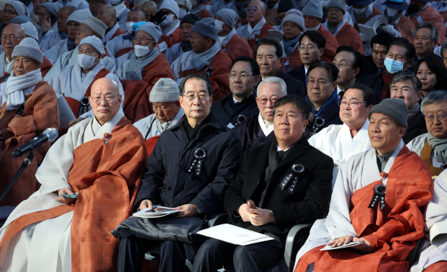 한덕수 국무총리와 김대기 대통령비서실장 등 정관계 인사들이 3일 서울 종로구 조계사에서 엄수된 해봉당 자승 대종사 영결식에 참석하고 있다. 연합뉴스