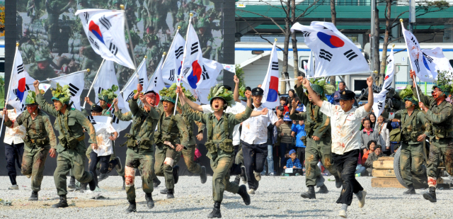 육군 2군단과 춘천시가 매년 6월에 개최하는 춘천지구전투 전승행사의 하이라이트인 춘천대첩 재현 행사. 강원일보 DB
