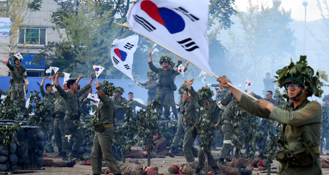 육군 2군단과 춘천시가 매년 6월에 개최하는 춘천지구전투 전승행사의 하이라이트인 춘천대첩 재현 행사. 강원일보 DB